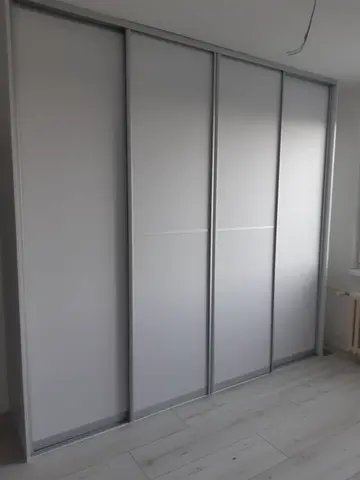 Posuvné dveře na míru s dveřmi v dekoru dřeva, šedá