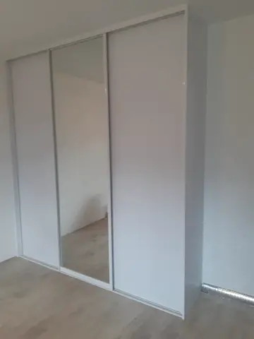 Posuvné dveře na míru s kombinovanou výplní dveří, bílá