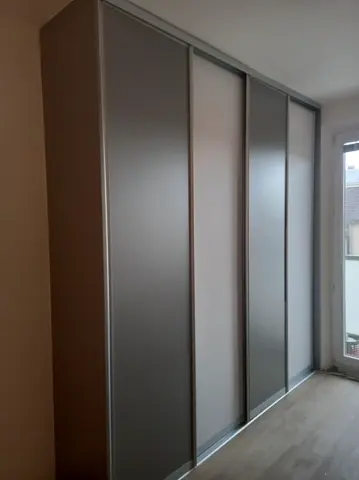 Posuvné dveře na míru se skleněnou výplní, šedá