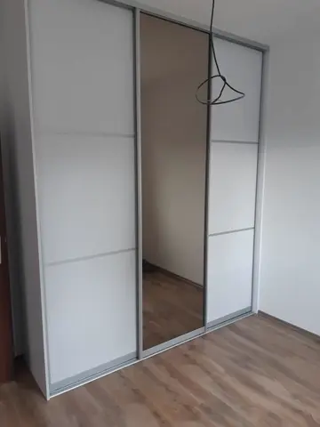 Posuvné dveře na míru s kombinovanou výplní dveří, bílá