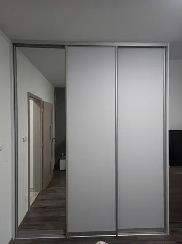 Posuvné dveře na míru s kombinovanou výplní dveří, bílá