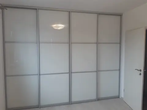 Posuvné dveře na míru se skleněnou výplní, bílá