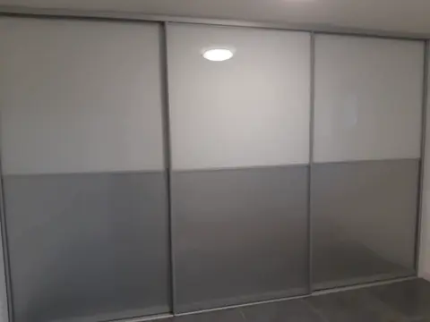 Posuvné dveře na míru se skleněnou výplní, kombinace dekorů