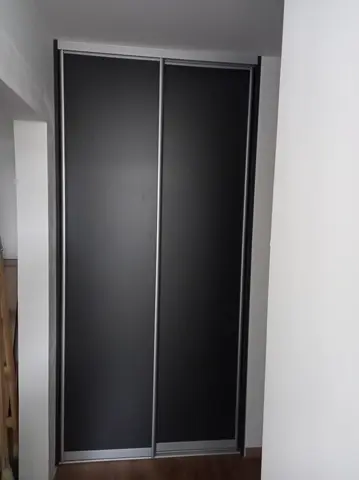 Posuvné dveře na míru se skleněnou výplní, antracit