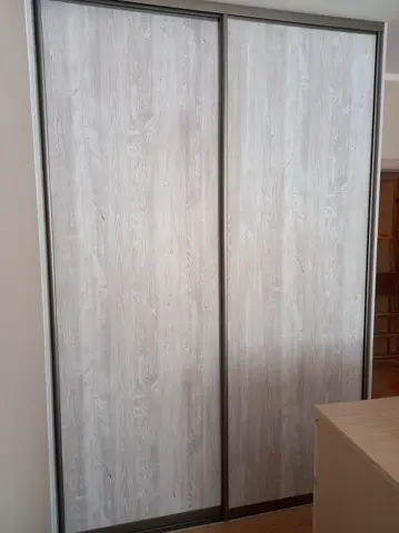Posuvné dveře na míru s dveřmi v dekoru javor