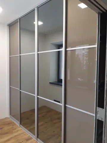 Posuvné dveře na míru se zrcadlovými dveřmi, šedá