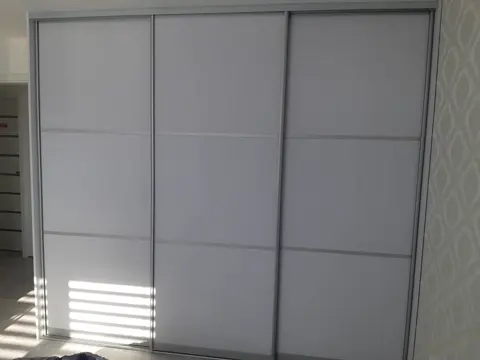 Posuvné dveře na míru s dveřmi v dekoru dřeva, bílá