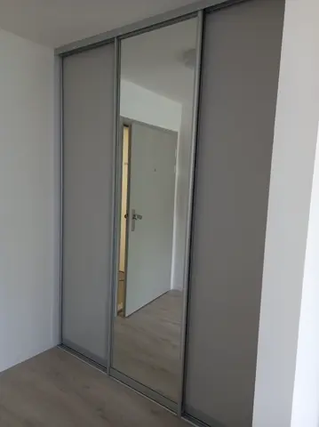 Posuvné dveře na míru s kombinovanou výplní dveří, šedá