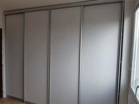 Posuvné dveře na míru se skleněnou výplní, šedá