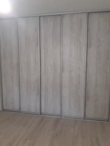 Posuvné dveře na míru s dveřmi v dekoru javor