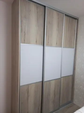 Posuvné dveře na míru s kombinovanou výplní dveří v dekoru dub