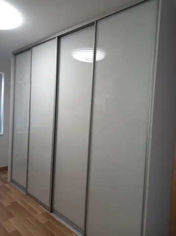 Posuvné dveře na míru se skleněnou výplní, bílá