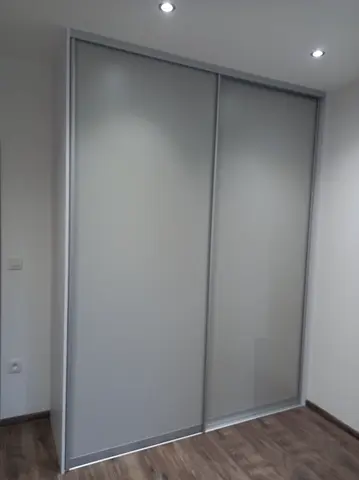 Posuvné dveře na míru se skleněnou výplní, šedá