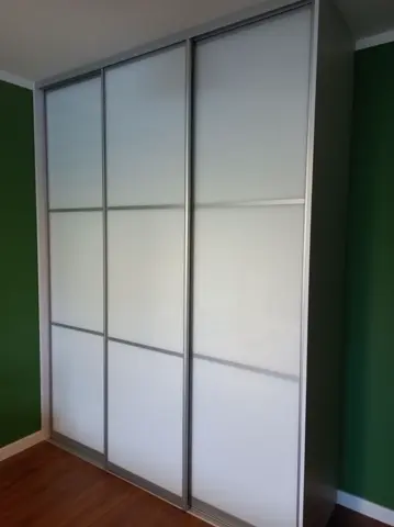 Posuvné dveře na míru se skleněnou výplní, bílá