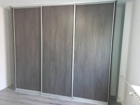 Posuvné dveře na míru s dveřmi v dekoru dřeva, šedá