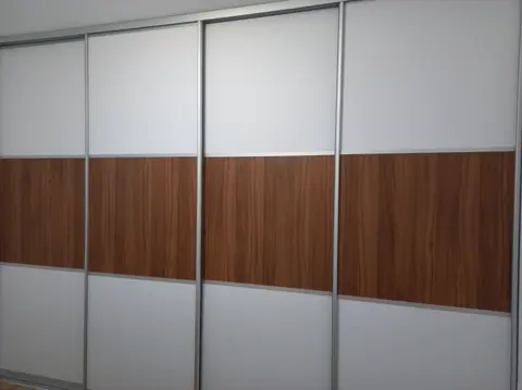 Posuvné dveře na míru s kombinovanou výplní dveří, kombinace dekorů