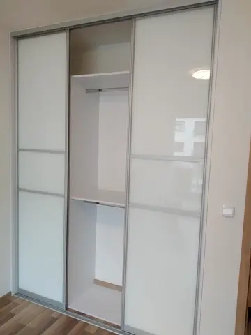 Posuvné dveře na míru se skleněnou výplní, bílá