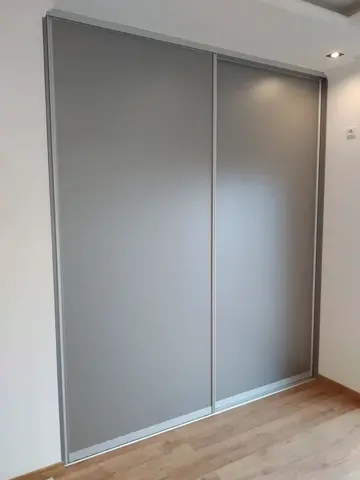 Posuvné dveře na míru se skleněnou výplní, šedá