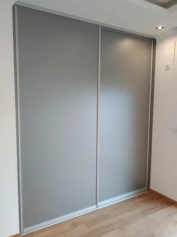 Posuvné dveře na míru se skleněnou výplní, šedá
