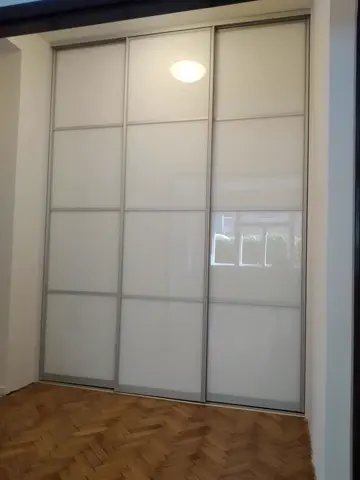 Posuvné dveře na míru se skleněnou výplní, bílá