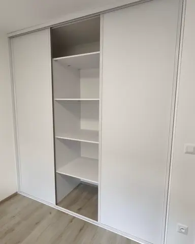 Posuvné dveře na míru s dveřmi v dekoru dřeva, bílá