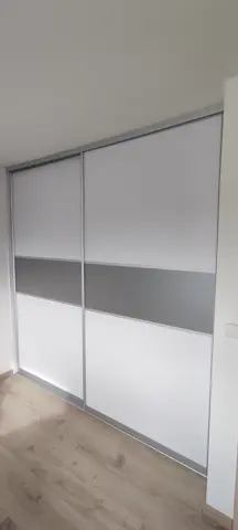 Posuvné dveře na míru s kombinovanou výplní dveří, kombinace dekorů