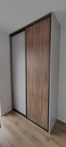 Posuvné dveře na míru s kombinovanou výplní dveří v dekoru ořech