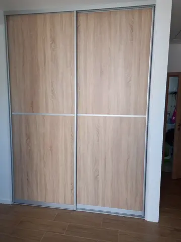 Posuvné dveře na míru do chodby a předsíně s dveřmi v dekoru dub