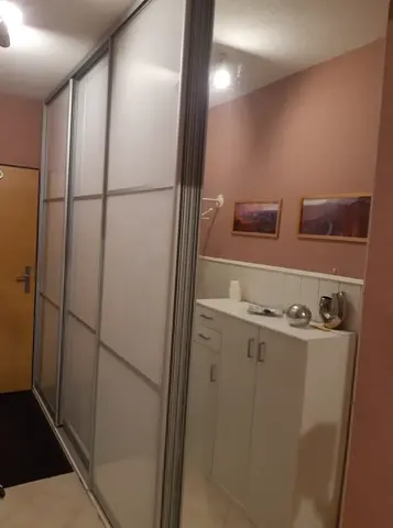Posuvné dveře na míru do chodby a předsíně se skleněnou výplní, bílá