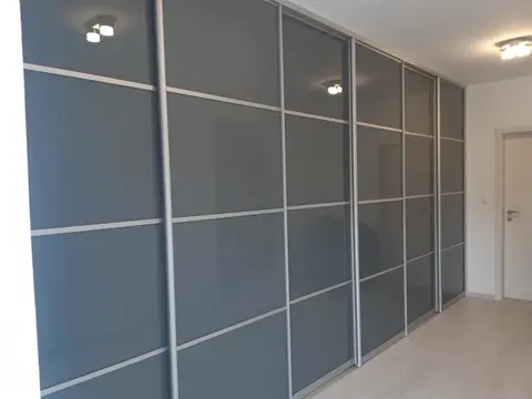 Posuvné dveře na míru do chodby a předsíně se skleněnou výplní, šedá