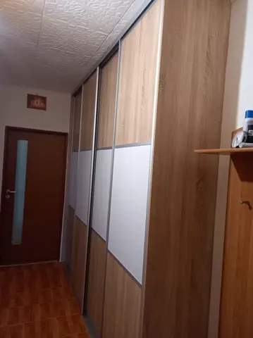 Posuvné dveře na míru do chodby a předsíně s kombinovanou výplní dveří v dekoru dub