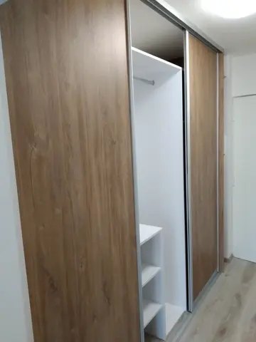 Posuvné dveře na míru do chodby a předsíně s dveřmi v dekoru dub