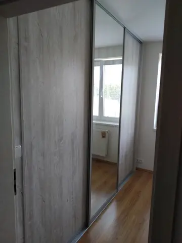 Posuvné dveře na míru do chodby a předsíně s kombinovanou výplní dveří v dekoru dub