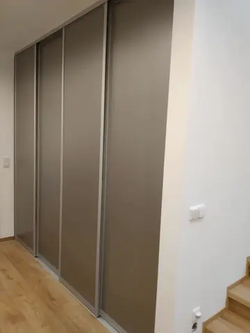 Posuvné dveře na míru do chodby a předsíně se skleněnou výplní, šedá
