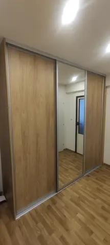 Posuvné dveře na míru do chodby a předsíně s kombinovanou výplní dveří v dekoru dub