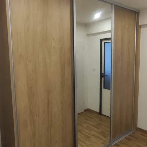 Posuvné dveře na míru do chodby a předsíně s kombinovanou výplní dveří v dekoru dub