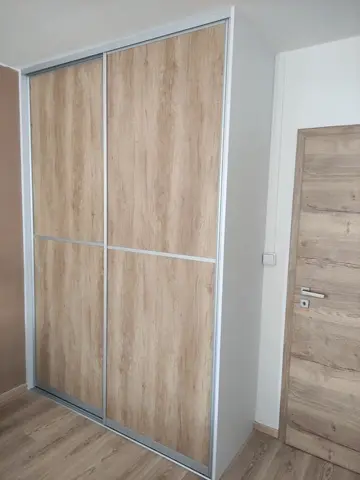 Posuvné dveře na míru do chodby a předsíně s dveřmi v dekoru dub