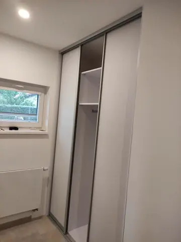 Posuvné dveře na míru do chodby a předsíně se skleněnou výplní, bílá