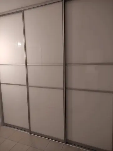 Posuvné dveře na míru do chodby a předsíně se skleněnou výplní, bílá
