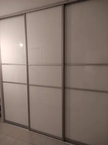 Posuvné dveře na míru do chodby a předsíně se skleněnou výplní, bílá