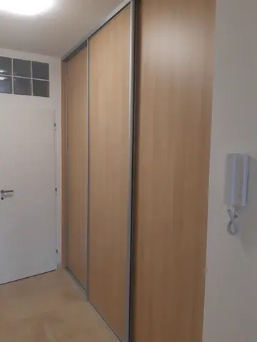 Posuvné dveře na míru do chodby a předsíně s dveřmi v dekoru buk