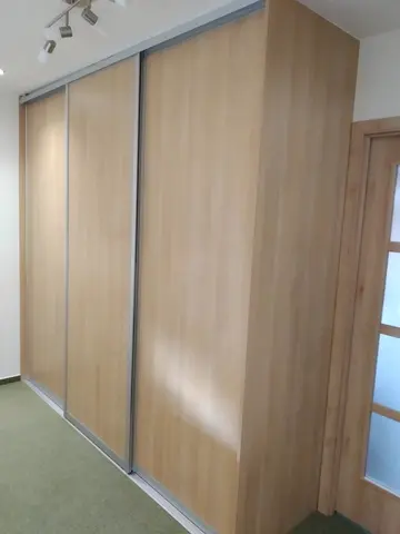 Posuvné dveře na míru do chodby a předsíně s dveřmi v dekoru buk