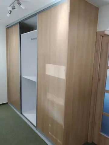 Posuvné dveře na míru do chodby a předsíně s dveřmi v dekoru buk