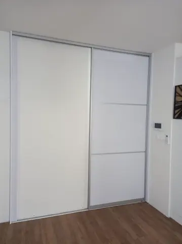 Posuvné dveře na míru do chodby a předsíně se skleněnou výplní, bílá