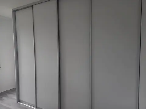 Posuvné dveře na míru do chodby a předsíně se skleněnou výplní, šedá