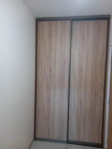 Posuvné dveře na míru do chodby a předsíně s dveřmi v dekoru dub