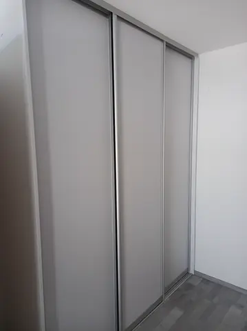 Posuvné dveře na míru do chodby a předsíně se skleněnou výplní, šedá