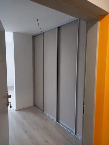 Posuvné dveře na míru do chodby a předsíně se skleněnou výplní, šedá