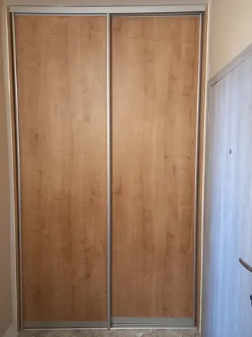 Posuvné dveře na míru do chodby a předsíně s dveřmi v dekoru dub