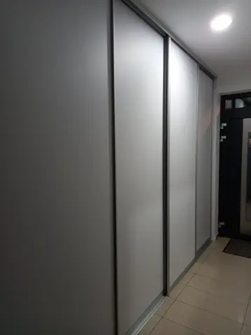 Posuvné dveře na míru do chodby a předsíně se skleněnou výplní, šedá